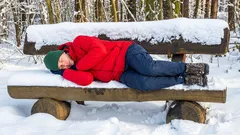 Warum dir im Winter selbst nach Kaffee die Energie fehlt: Der versteckte Mechanismus, der deine Wachheit bremst