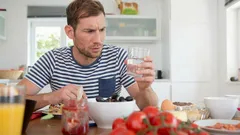 Wasser nach dem Mittagessen: Feind für den Magen oder eine einfache Möglichkeit, die Verdauung zu verbessern