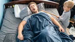 Schlafen Sie unter der Woche zu wenig und holen Sie am Wochenende Schlaf nach? Das passiert mit dem Körper