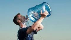 Wann du Wasser schnell trinken solltest und wann in kleinen Schlucken – ein Guide zur täglichen Hydration