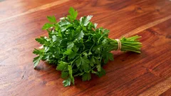 Petersilie ist nicht nur Deko auf dem Teller: Was sie wirklich mit dem Körper macht
