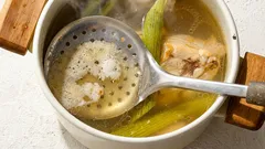 Schaum auf der Brühe ist kein Zeichen «schlechter Küche»: So beeinflusst er Geschmack und Klarheit